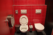 ungewöhnlich: ein Doppel-WC bei den Frauen (Foto: MartiN Schmitz)